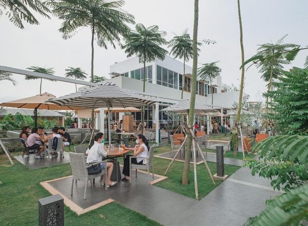Desain Cafe Outdoor di Jakarta yang Minimalis dengan Suasana Cozy