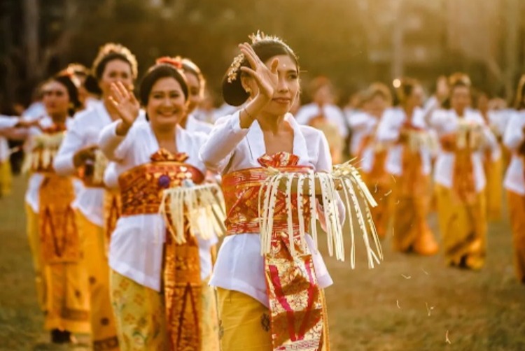 sembahyang adat bali