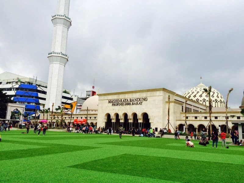 tempat wisata dekat stasiun bandung masjid raya bandung-alun alun bandung