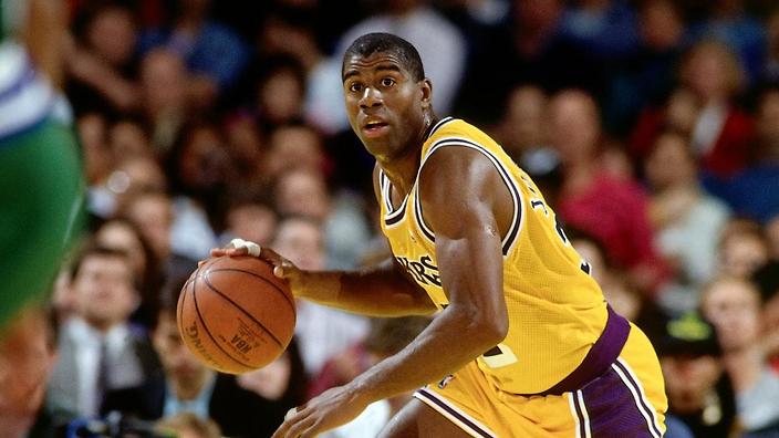 magic johnson adalah pemain Lakers yang dianggap sebagai legenda  dalam bola basket