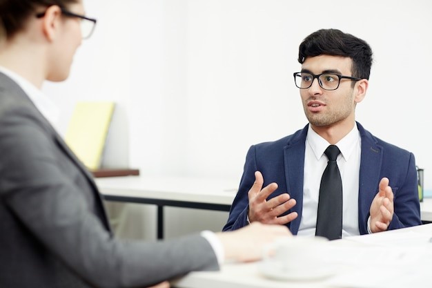 Wawancara kerja sebagai contoh deskripsi diri sendiri. 