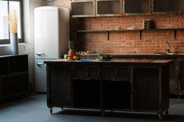 Kitchen set hitam dengan batu bata. 