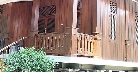 Langkan rumah Betawi. 