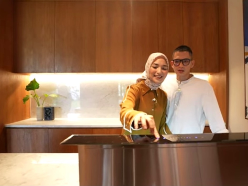 Dapur modern di rumah Citra Kirana dan Rezky Aditya. 