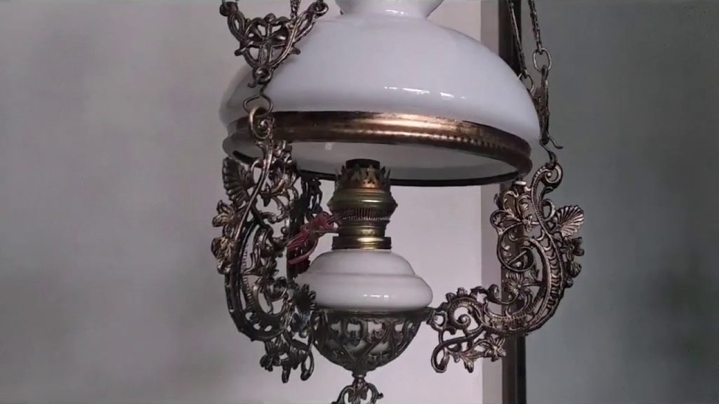 Lampu gantung sebagai ornamen rumah Betawi. 