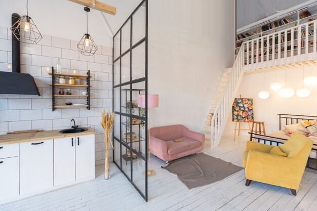 Desain sekat dapur dan ruang keluarga minimalis yang bergaya scandinavian. 