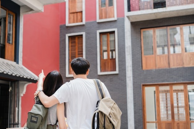 Keuntungan tinggal di apartemen dekat MRT. 