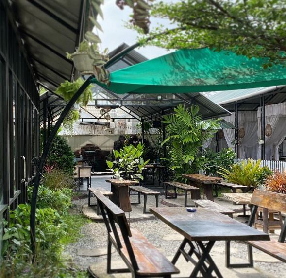 cafe outdoor di medan di siang hari